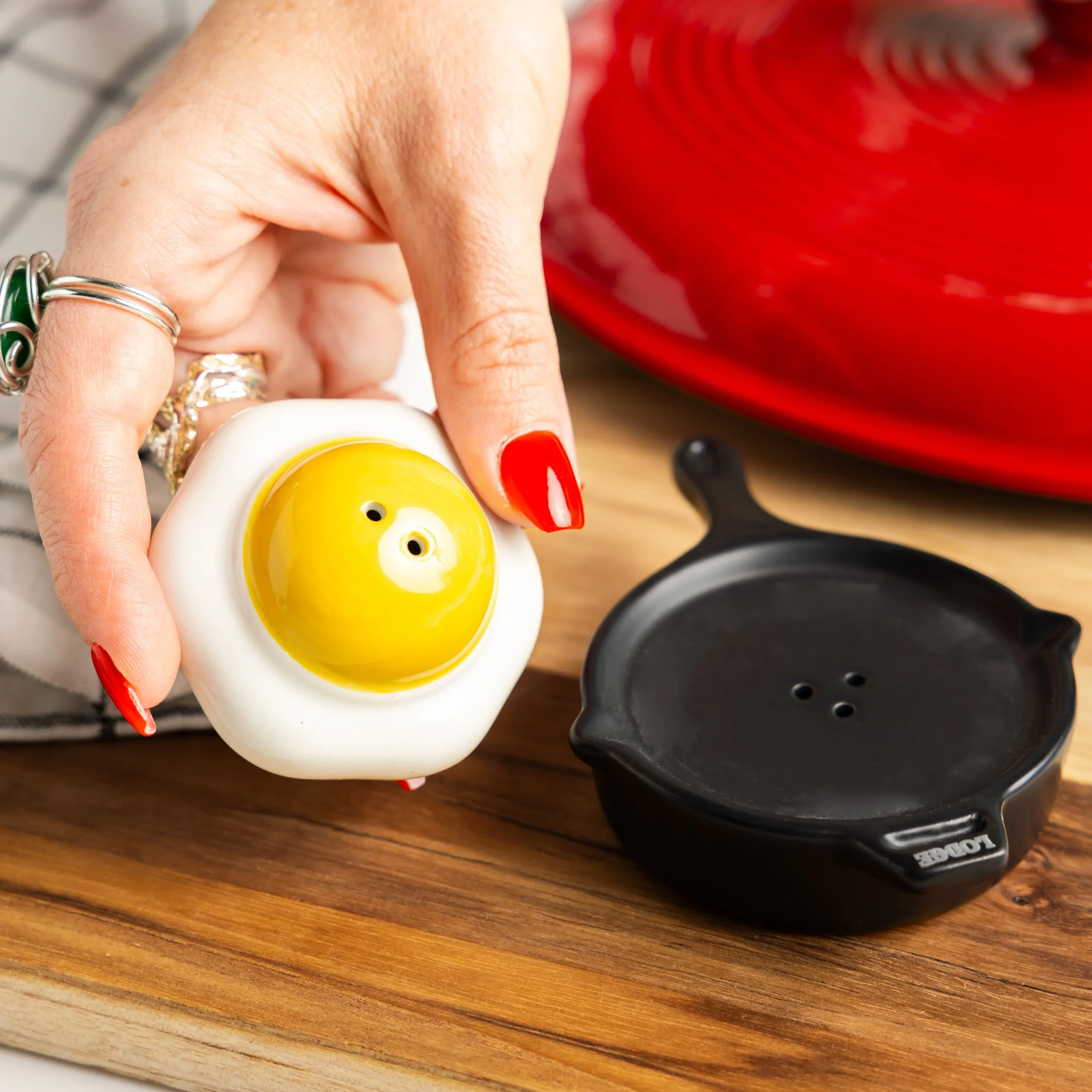 Lodge Skillet and Egg Salt and Pepper Shaker - Image 5
